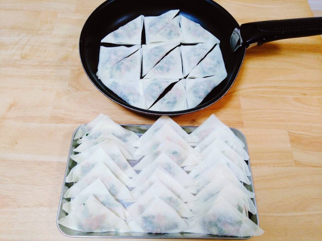 餃子をフライパンに並べた画像